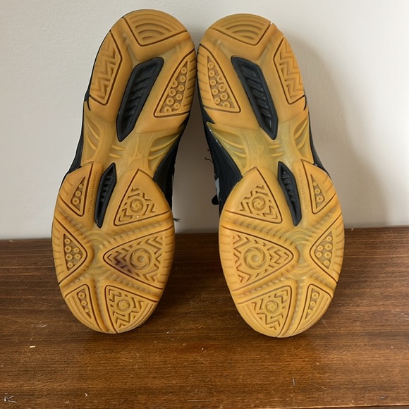 Womens’ Volleyball Shoes 7.5 - Picture 5 of 8